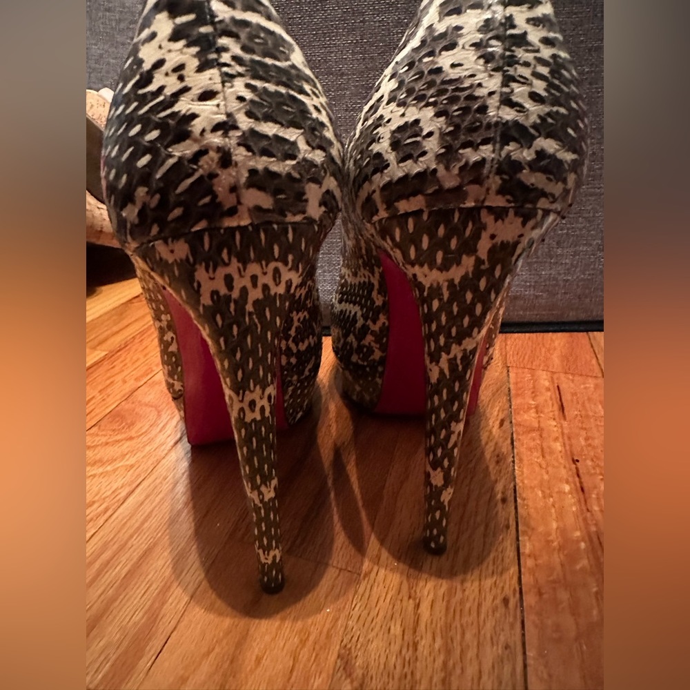 Christian Louboutin SIZE 42 Bianca 140 Python pumps